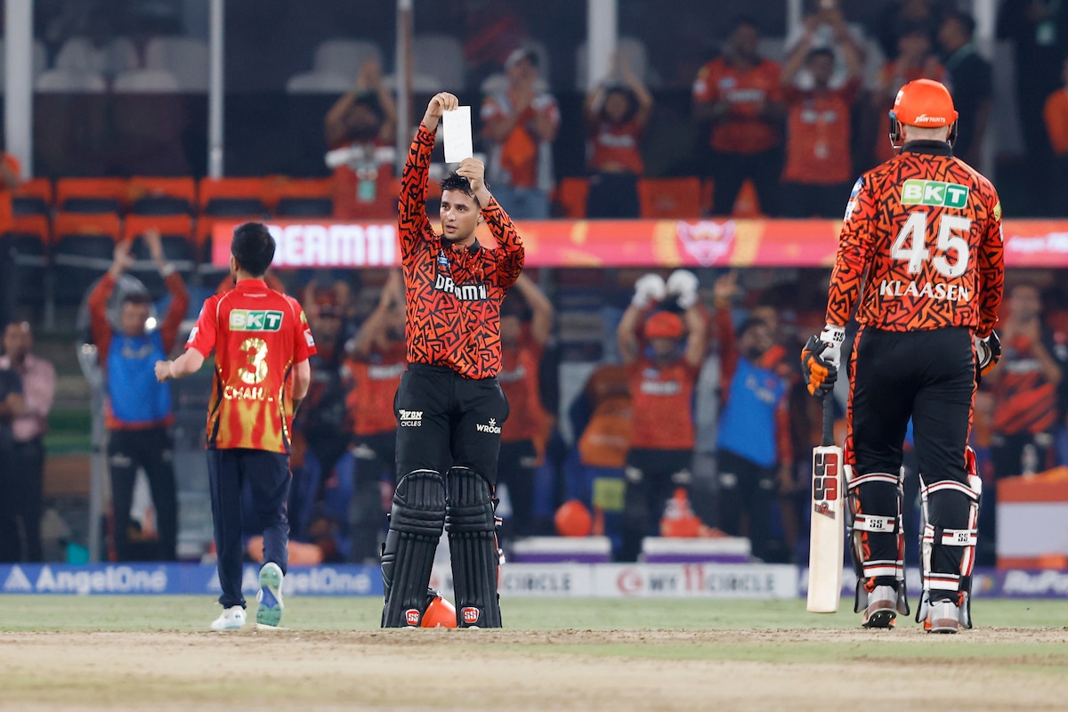 Watch: Shreyas’ Act After Abhishek’s ‘Note’ Celebration Has Fans In Splits
